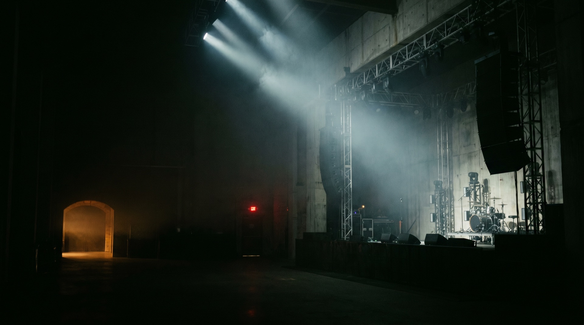 Foro vacío en penumbra con haces de luz y haze.